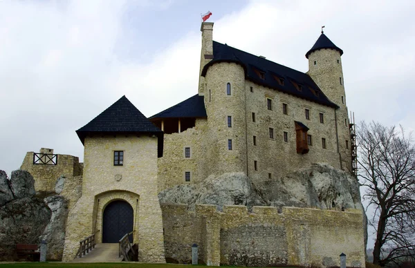 Bobolice bir kule ile Ortaçağ Kalesi — Stok fotoğraf