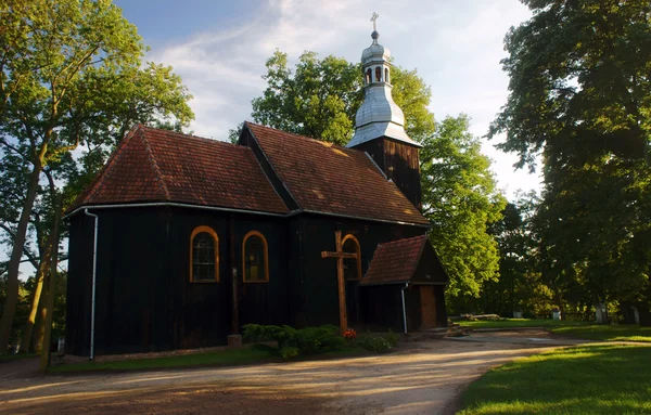 Träkyrka med klocktorn — Stockfoto