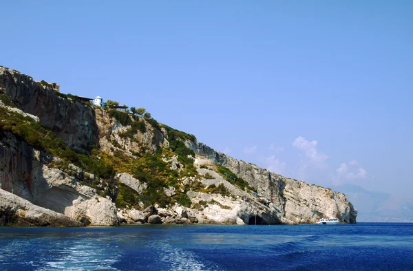 Acantilado y molino de viento en la isla Zakynthos — Foto de Stock