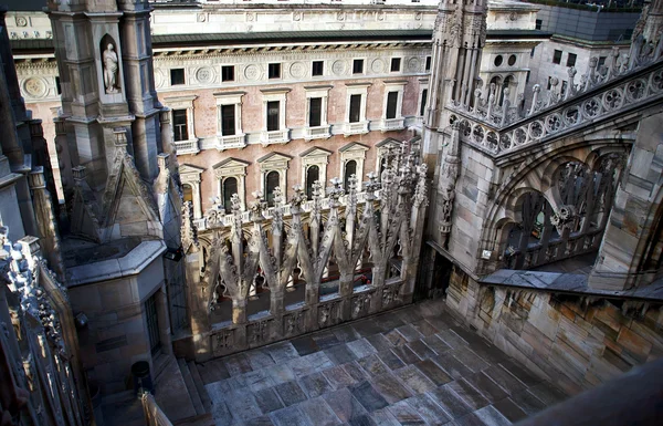Готические украшения на церкви в Милане — стоковое фото
