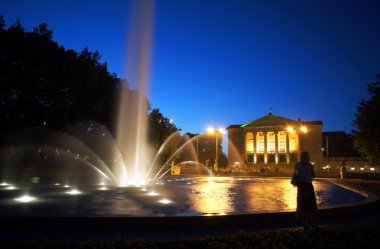 opera house-Poznan gece önce çeşme