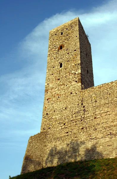Checiny yılında Kuleli yıkık Ortaçağ Kalesi — Stok fotoğraf