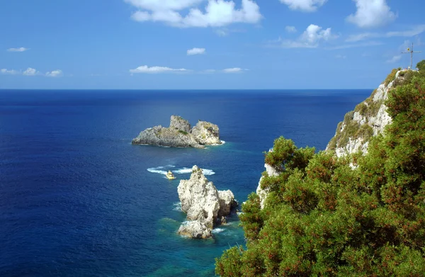 Rocher sur la côte de l'île de Corfou — Photo