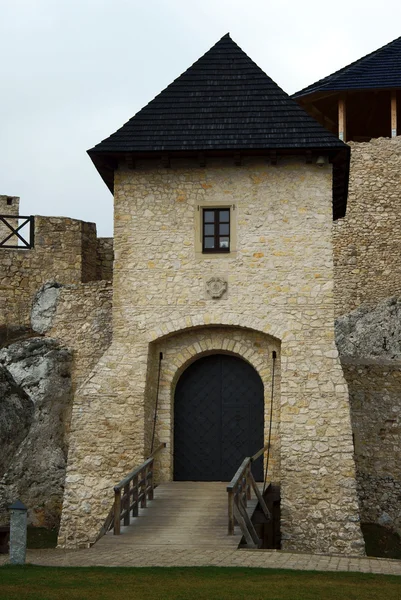 Mittelalterliche Burg mit Turm in Bolice — Stockfoto
