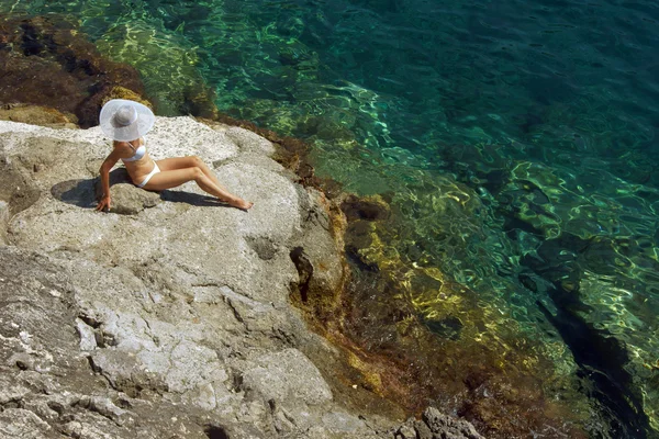 Dívka s bílým kloboukem, ostrov zakynthos — Stock fotografie