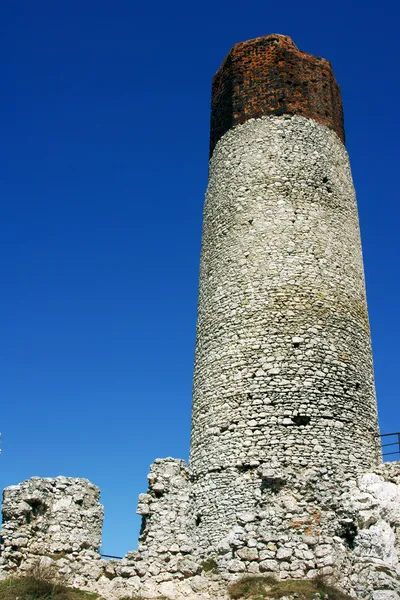 Mittelalterliche Burgruine mit Turm in Olsztyn — Stockfoto