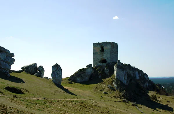 Castelo medieval arruinado com torre em Olsztyn — Fotografia de Stock