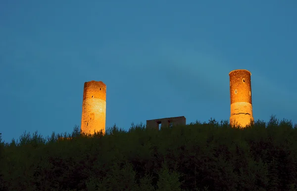 Castelo medieval arruinado com torre na Chechênia à noite — Fotografia de Stock