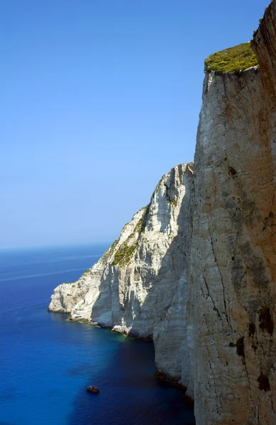 Barco e rocha na costa na ilha de Zakynthos — Fotografia de Stock