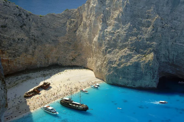 Barcos e naufrágio praia na ilha de Zakynthos — Fotografia de Stock