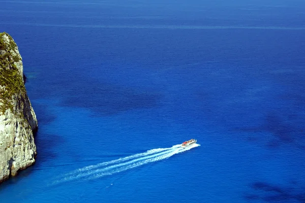 Båt och rock på kusten på ön zakynthos — Stockfoto