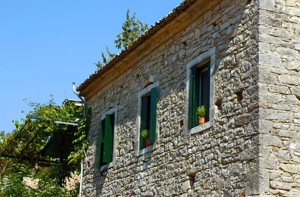 Windows i gammalt, grekiska hus — Stockfoto