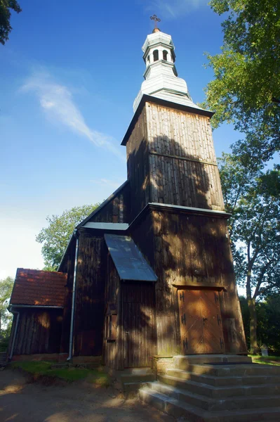 Деревянная церковь с колокольней — стоковое фото