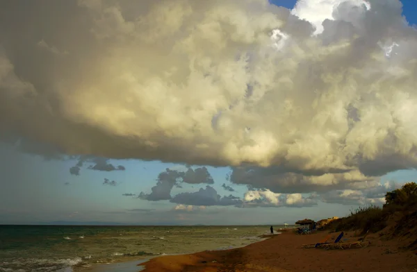 曇った空とザキントス島のビーチ — ストック写真