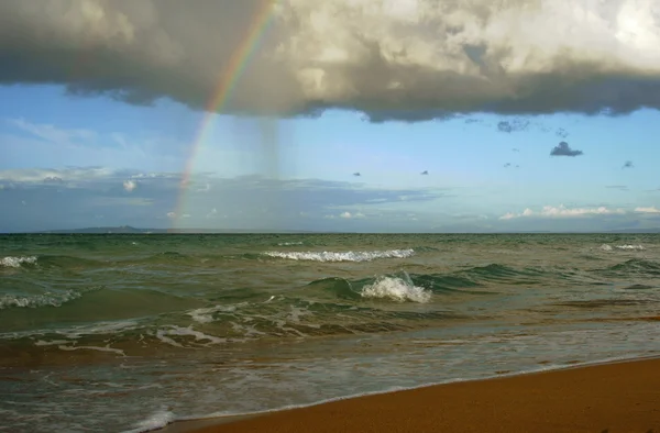Rainbow och strand på Zakynthos island — Stockfoto