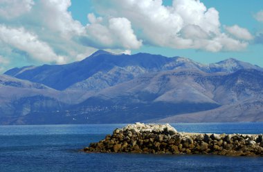 Arnavutluk'ta dağlara Korfu Adası'ndan görüntüleyin.