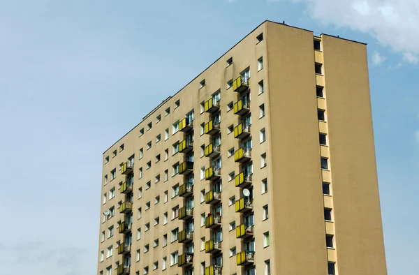 Asuinrakentaminen torni lohko Poznan — kuvapankkivalokuva