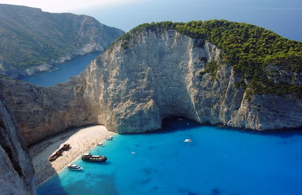 Boote und Wrackstrand auf der Insel Zakynthos — Stockfoto