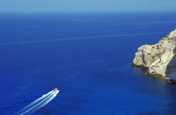 Båt och rock på kusten på ön zakynthos — Stockfoto