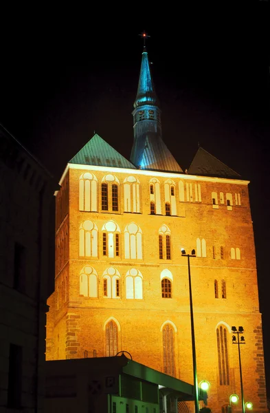 晚上用 kolobrzeg 的哥特式大教堂 — 图库照片