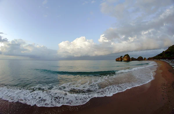 Rock på stranden på ön zakynthos — Stockfoto