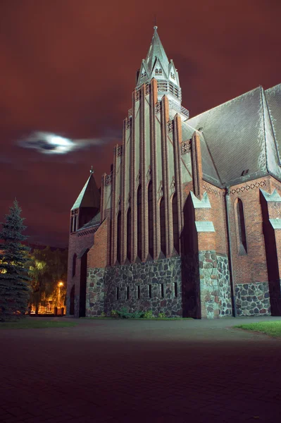 Gotycki kościół z wieżą w nocy w Poznaniu — Zdjęcie stockowe
