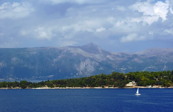 Vista a la península y la montaña Pantokrator — Foto de Stock