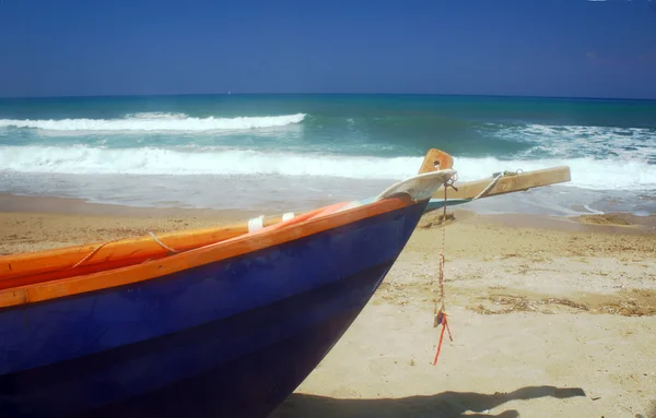 Barco en la playa —  Fotos de Stock