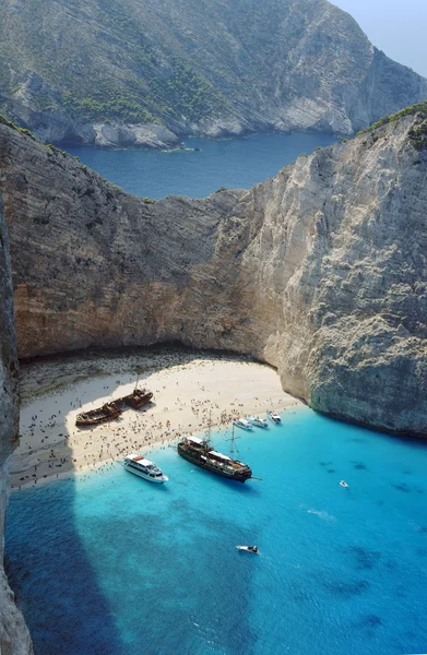 Spiaggia di barche e relitti sull'isola di Zante — Foto Stock