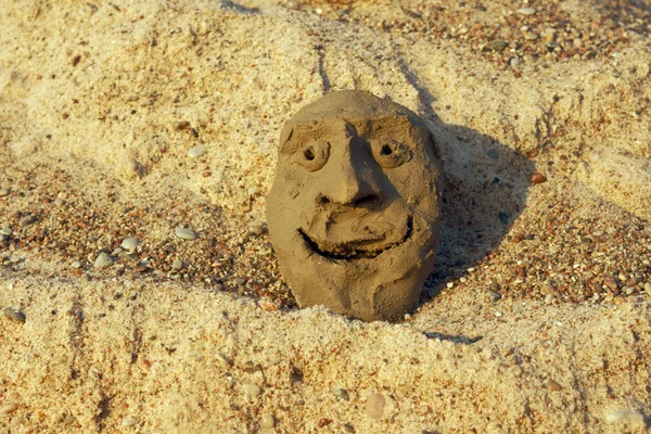 바닷가 모래에 점토 얼굴 미소 — 스톡 사진
