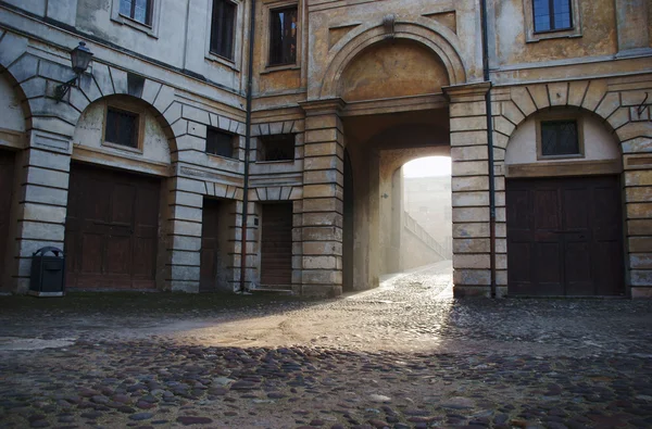 Townhouse with gateway in Mantua — Stock Photo, Image