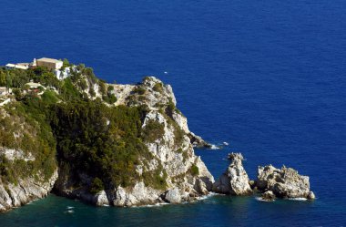 Korfu Adası'nda Manastırı ile kayalık Yarımadası