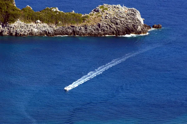 Motora y península en la isla de Corfú — Foto de Stock