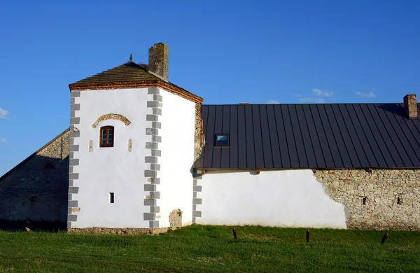 Bastilha e muralha no castelo medieval — Fotografia de Stock