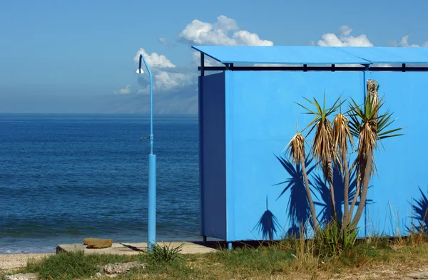 Ducha y casa club en la playa —  Fotos de Stock