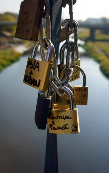 Chain and padlock on the bridge — Stock Photo, Image