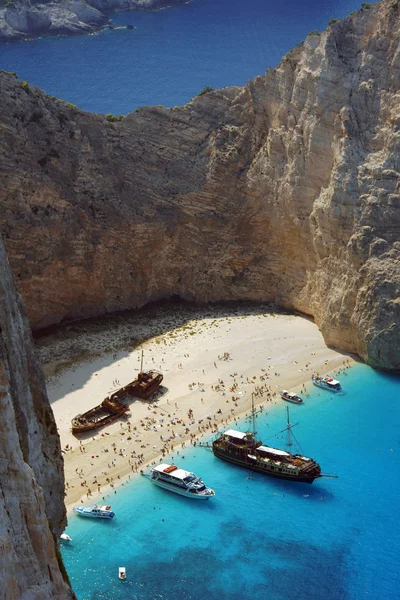 Boats and shipwreck beach at Zakynthos island — Stock Photo, Image