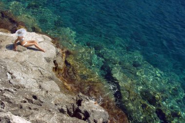 beyaz şapka, zakynthos Adası ile kız