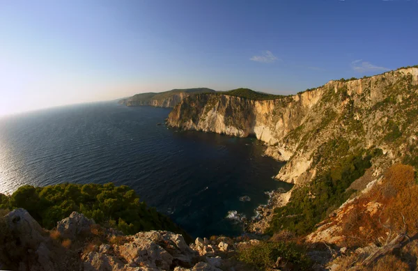 Cliff, zakynthos Adası ile Sahil — Stok fotoğraf