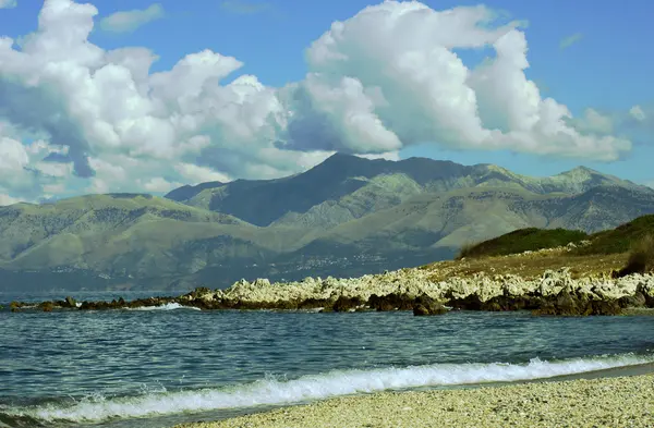 Vista a las montañas en Albania desde la isla de Corfú — Foto de Stock