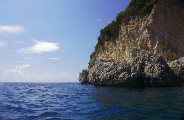 Roca en la costa de la isla de Corfú — Foto de Stock