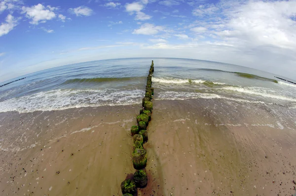 Breakwater e praia na costa do Báltico — Fotografia de Stock