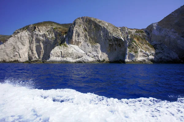 Rotsachtige klip op zakynthos eiland — Stockfoto