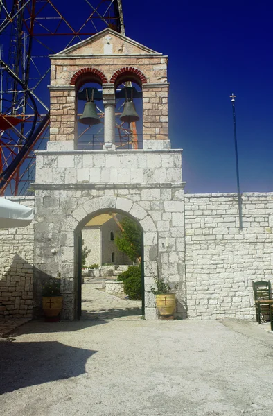 Puerta al monasterio en la isla de Corfú — Foto de Stock