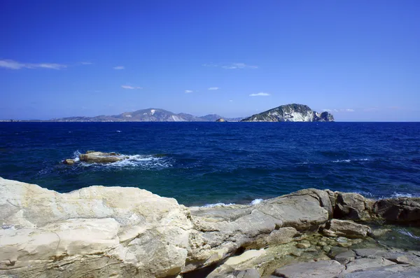 Skały na wyspie zakynthos na wybrzeżu — Zdjęcie stockowe