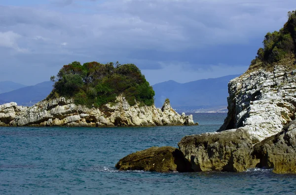 Rock på kusten i Korfu — Stockfoto