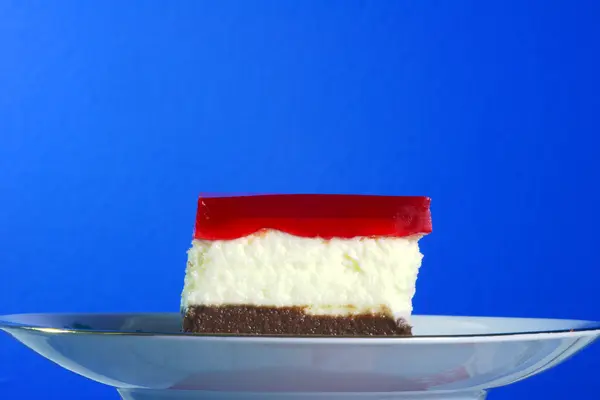 Gâteau au fromage avec gelée sur une assiette latérale — Photo