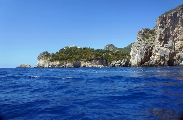 Monasterio en costa en la isla de Corfú — Foto de Stock