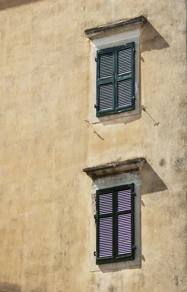 Muur met windows in corfu stad — Stockfoto