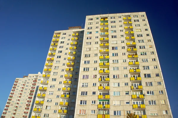 Woningbouw met toren blokken in poznan — Stockfoto